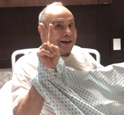 Stênio Garcia tem alta do hospital após quase uma semana internado