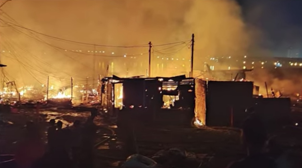 Famílias perdem tudo após incêndio destruir 36 casas em comunidade