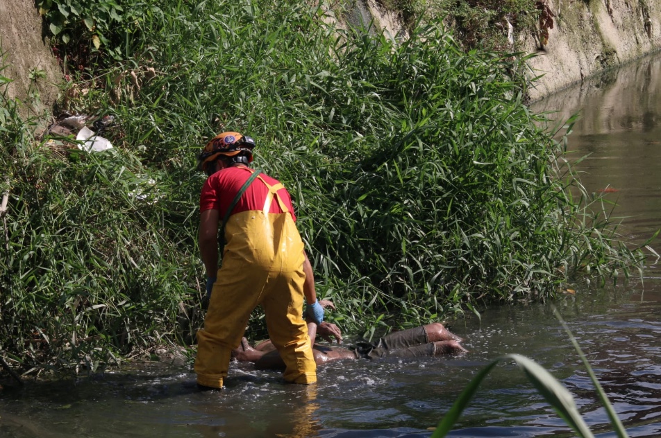 Corpo de homem é achado boiando no igarapé do Mindu em Manaus