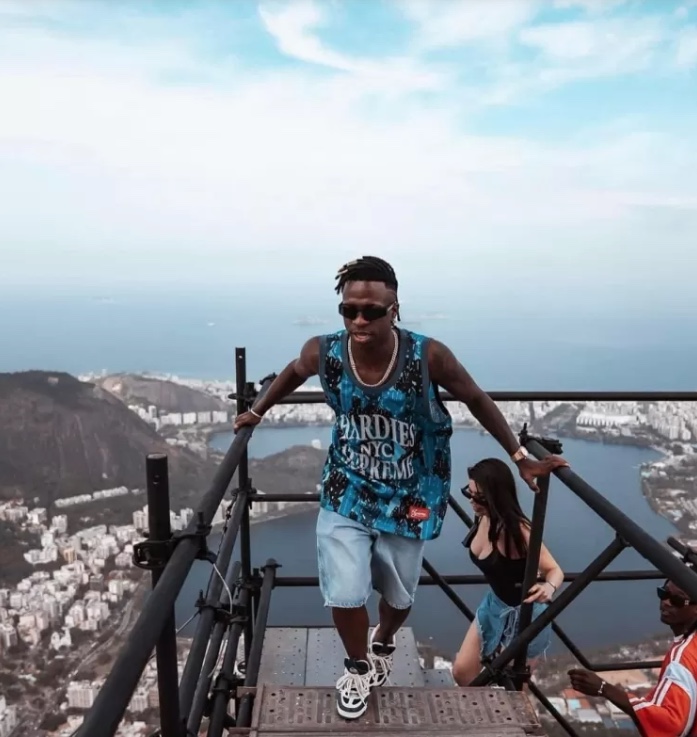 Vini Jr. surge de mãos dadas com cantora mexicana no Cristo Redentor  