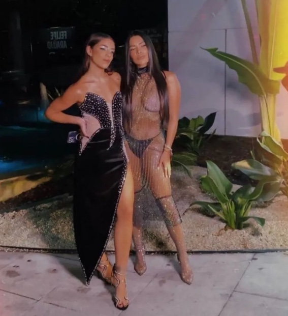 Mexicana Dania Mendez usa vestido transparente em aniversário de Vini Jr. 