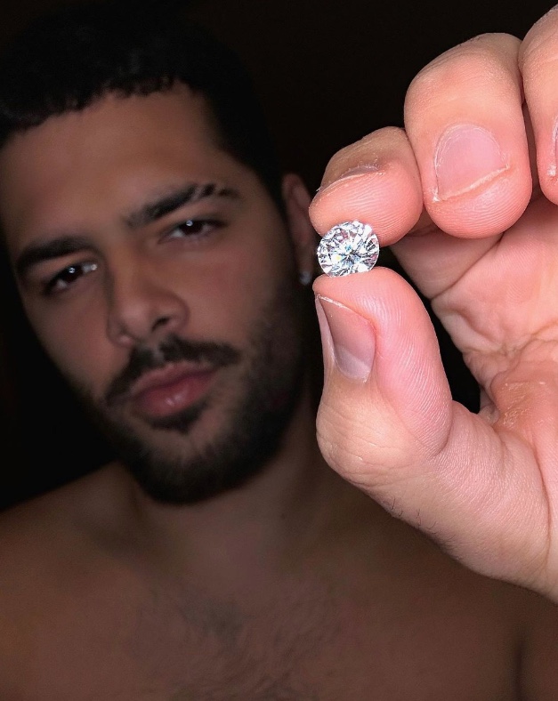 Pedro Sampaio mostra diamante feito com seu próprio cabelo 