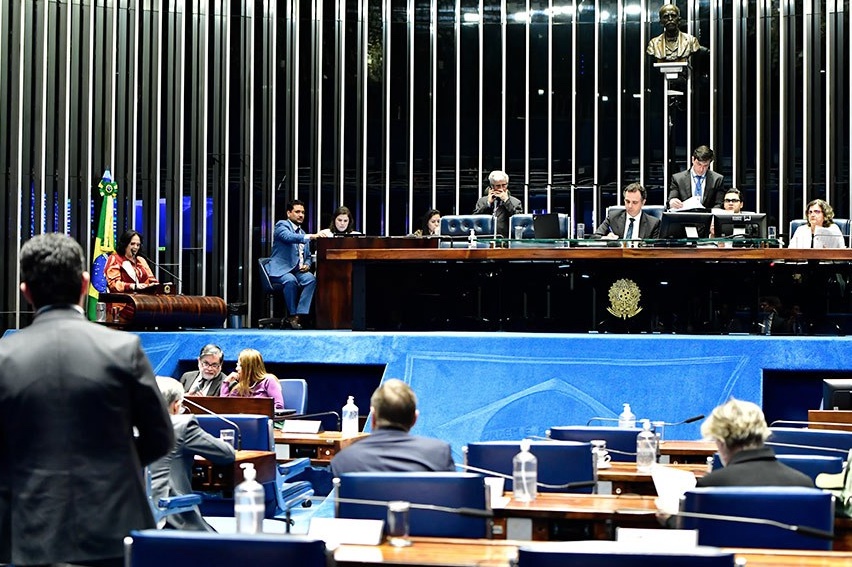 Senado aprova lei que proíbe vínculo empregatício entre igrejas e pastores