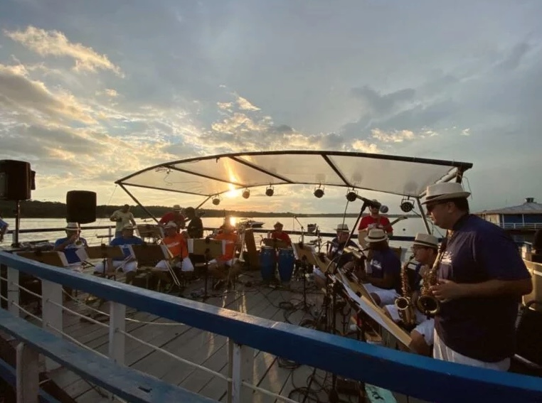 Orquestra de Beiradão do Amazonas faz show gratuito no Jazz no Flutuante