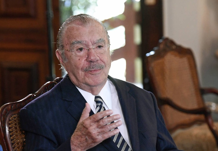 Ex-presidente José Sarney é internado após queda em casa