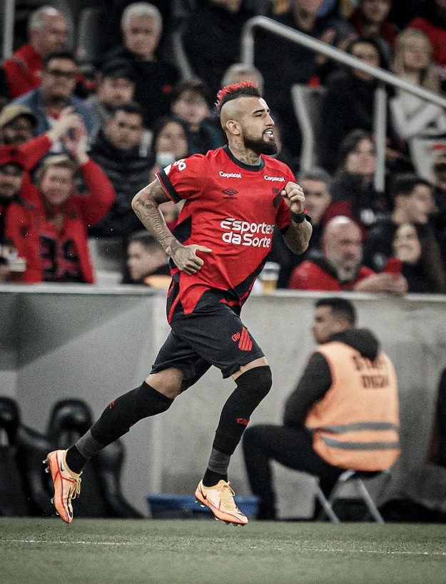 Vidal entra em campo pelo Athletico e alfineta Sampaoli por saída do Flamengo