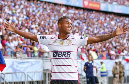 Flamengo confirma proposta de Crystal Palace por Matheus França