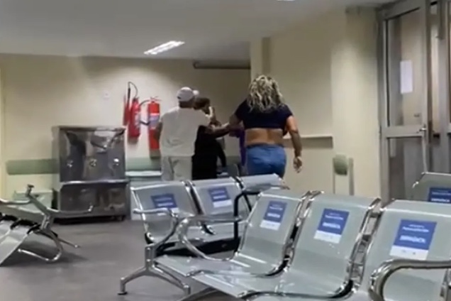 Pai e filha espancam única médica de plantão e paciente morre ao passar mal