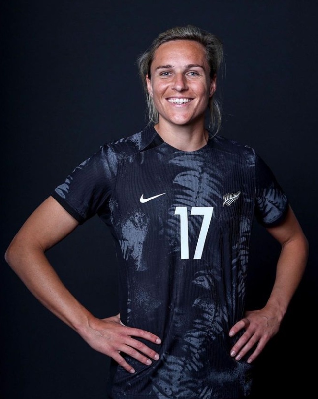 Autora de 1º gol da Copa feminina pintou muro de estádio e é cantora