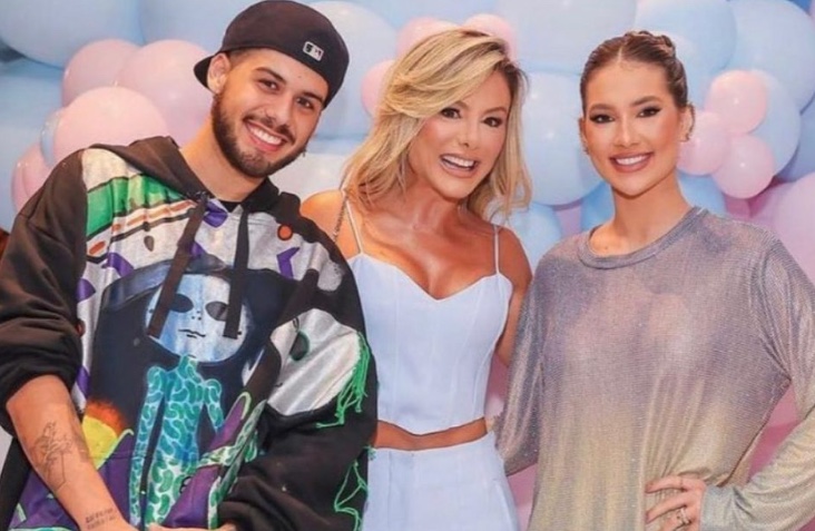 Poliana Rocha diz que fez terapia para lidar com ciúmes do filho, Zé Felipe