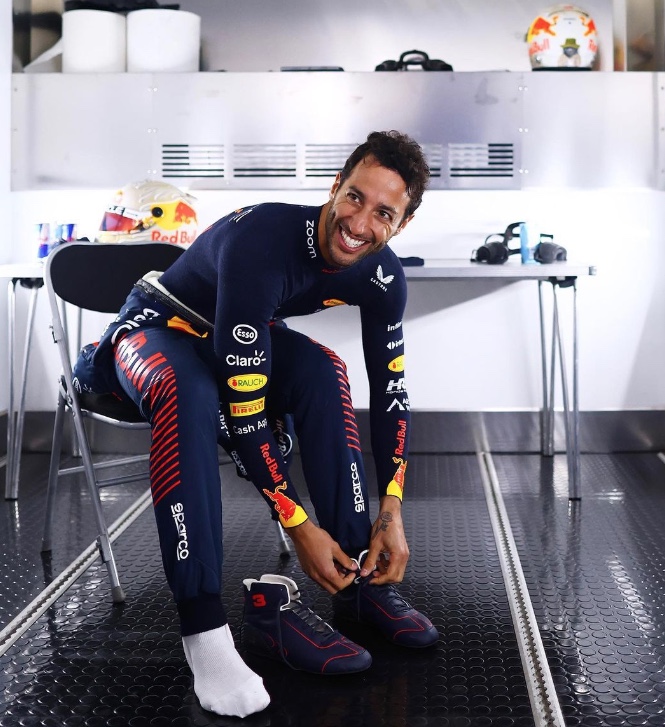 Ricciardo tem retorno cauteloso em dia complicado por chuva e novo formato