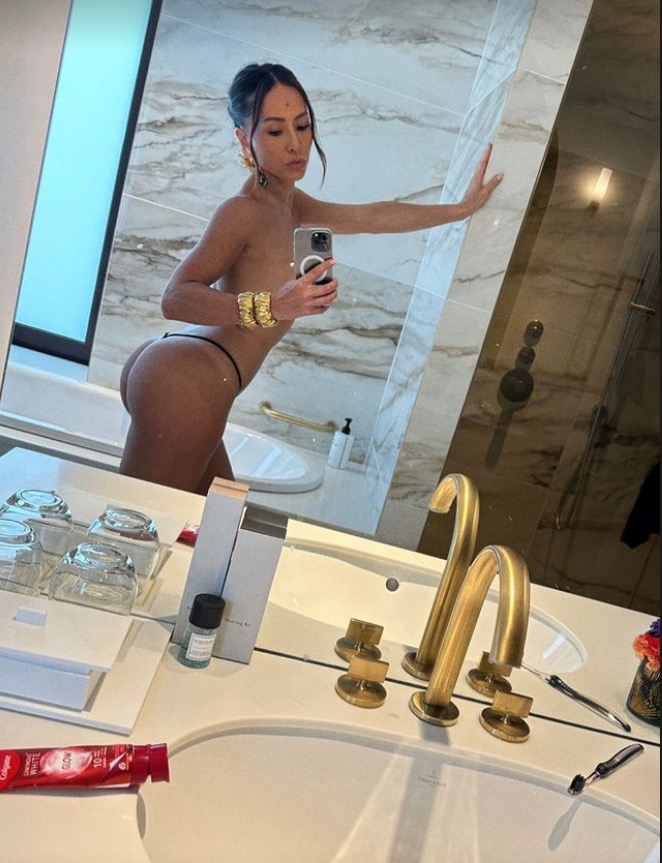 Aos 42, Sabrina Sato faz topless e impressiona com bumbum perfeito 