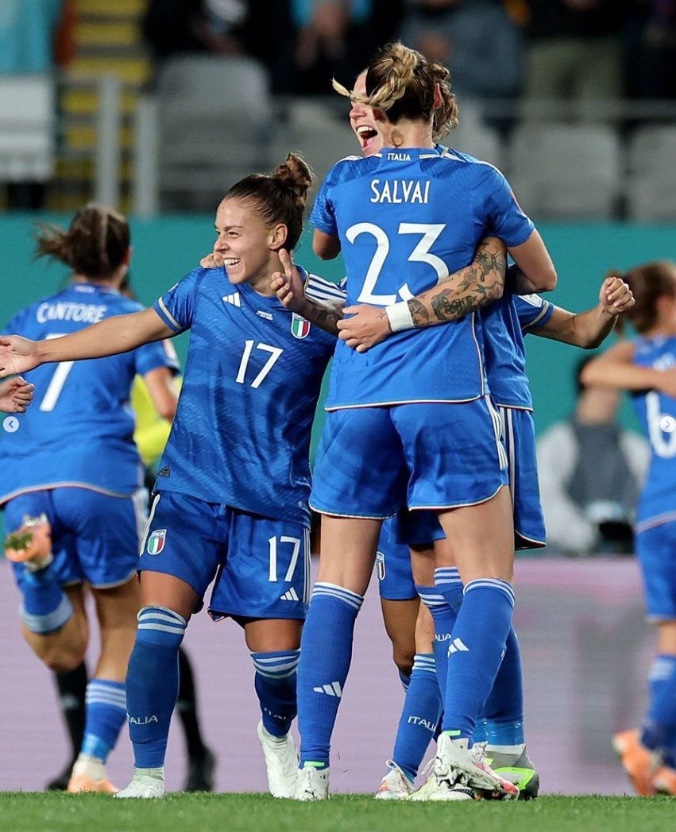 Itália marca no final, vence Argentina e se junta à Suécia na liderança