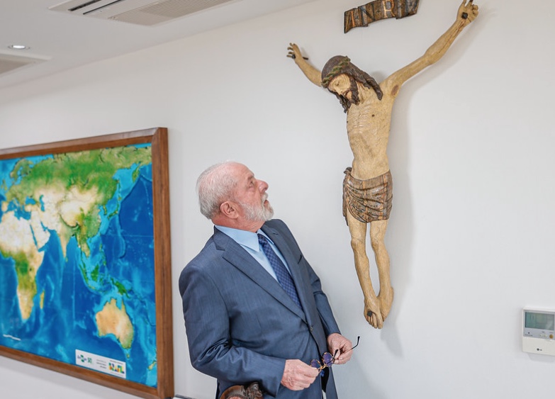 Lula recoloca no gabinete estátua de Jesus Cristo alvo da Lava Jato