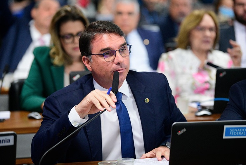 Senadores apresentam projetos para derrubar decreto contra armas