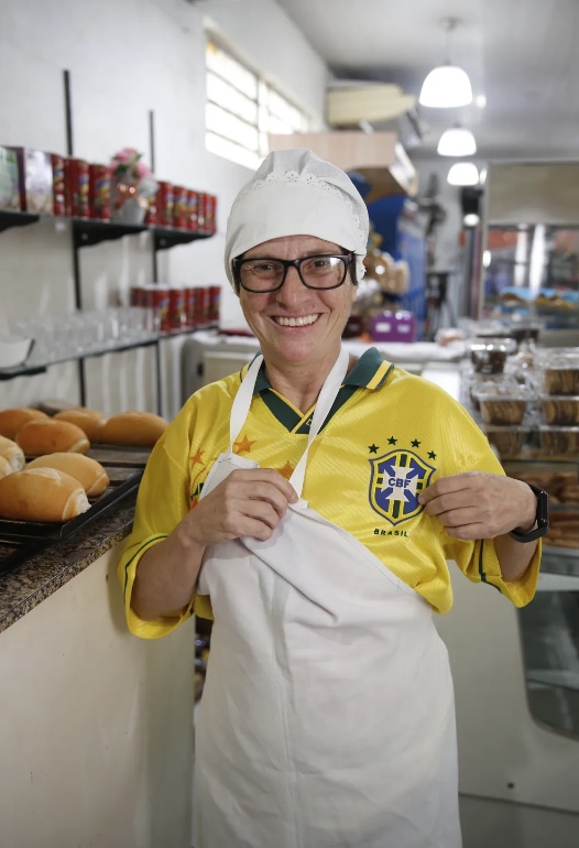 Ex-capitã da seleção brasileira, Cenira vende pão em mercadinho