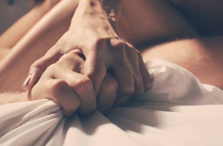 Mulher acusada de fazer sexo no banheiro do trabalho deve ser indenizada