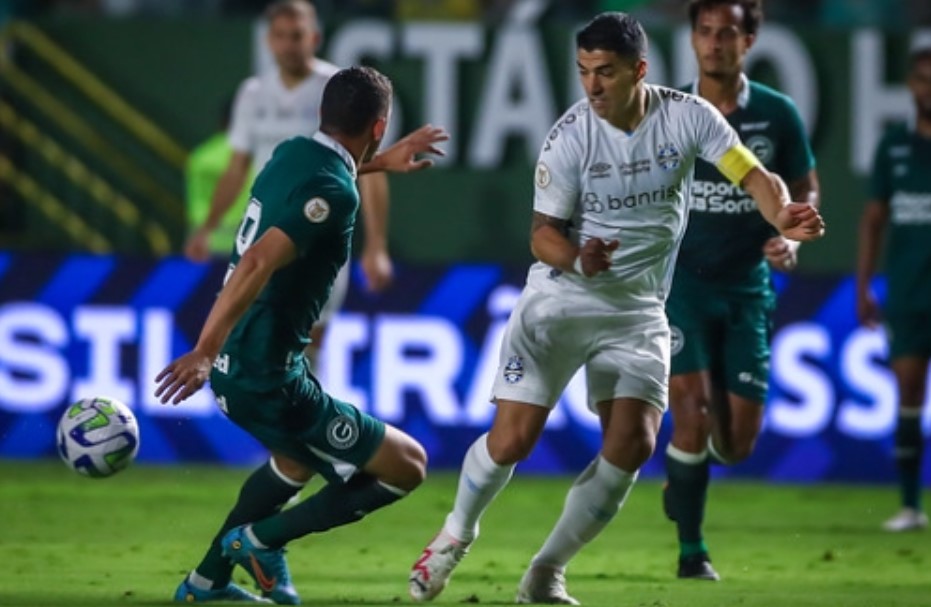 Grêmio faz no fim e empata com Goiás, mas deixa vice-liderança