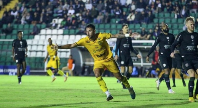 Amazonas bate o Figueirense por 1 a 0 em Santa Catarina e volta ser líder da Série C