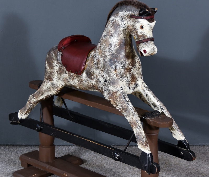 Mulher faz leilão para vender cavalinho de balanço assombrado