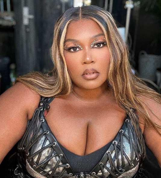 Lizzo é acusada de assédio sexual e ambiente de trabalho hostil por ex-dançarinos