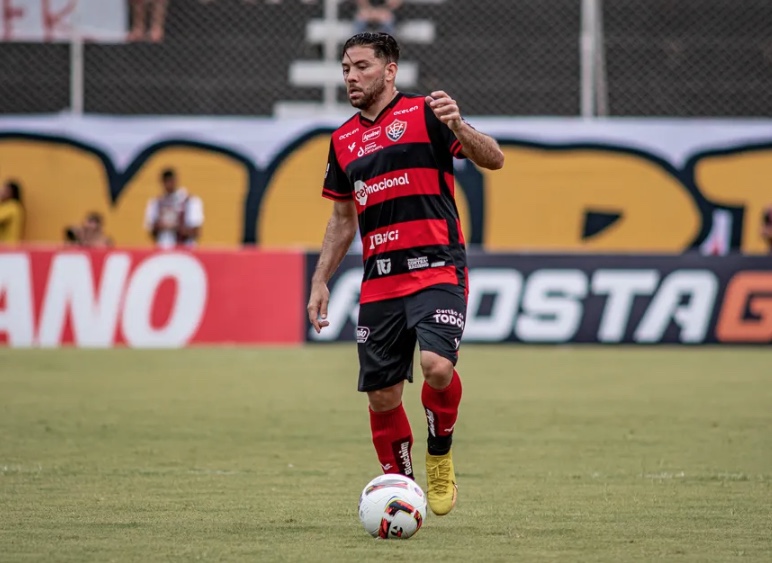 Amazonas sonda meia argentino Diego Torres, do Vitória