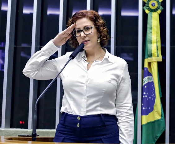 Moraes mandou apreender passaporte, armas e joias de Zambelli
