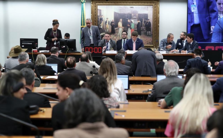 Presidente de CPI faz fala machista e gordofóbica ao rebater deputadas