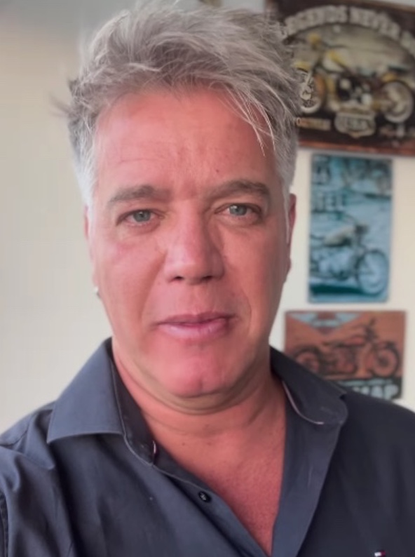 Galã dos anos 90 posa pelado em ensaio e atiça seguidores; veja fotos 