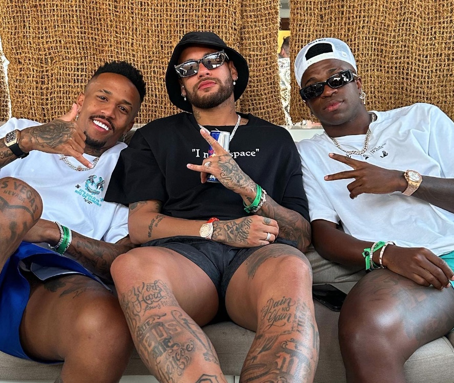 Militão curte Ibiza com Neymar e Vini Jr após término com namorada 