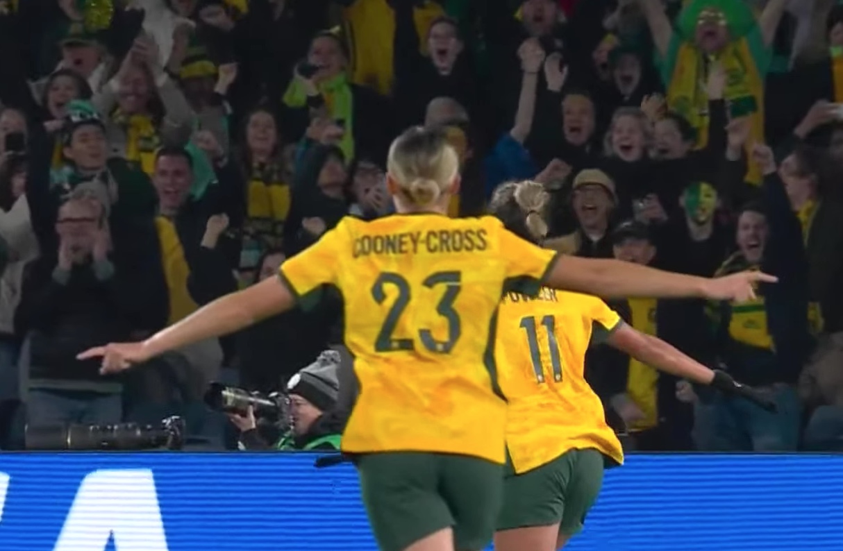 Austrália vence a Dinamarca e avança diante de 76 mil pessoas