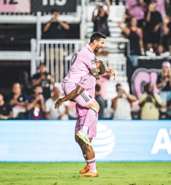 Messi faz golaço de falta e ajuda em classificação do Inter MiamI