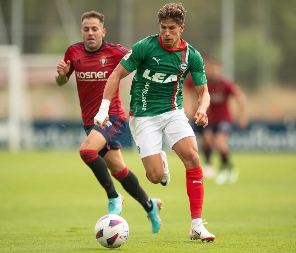 Filho de Simeone sofre lesão grave após entrada violenta e jogo é encerrado