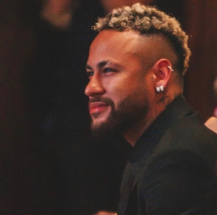 Neymar informa PSG que quer deixar o clube até o fim do mês