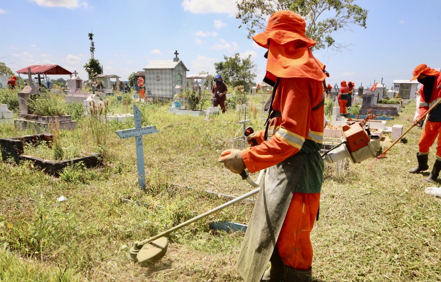 Cemitérios de Manaus passam por limpeza para visitação no Dia dos Pais