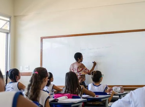 Veja lista de professores que vão receber 14º e 15º salários em Manaus