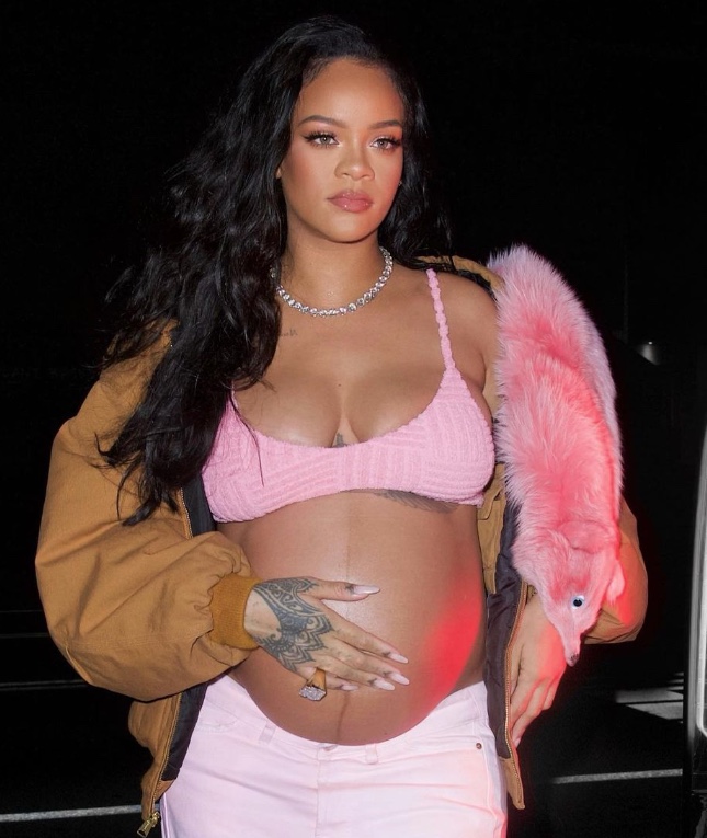 Rihanna dá à luz uma menina, diz site