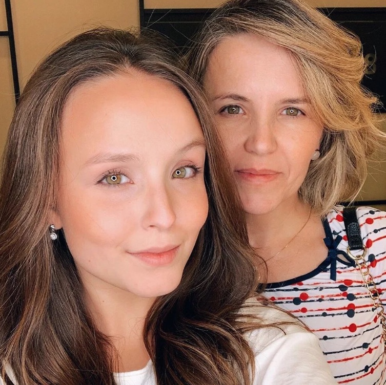 Trecho de livro de Larissa Manoela sobre relação com a mãe viraliza