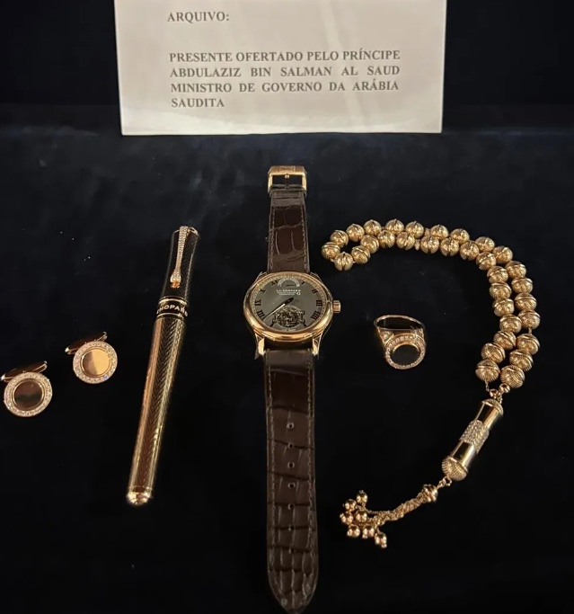 PF revela que kit de joias de Bolsonaro foi colocado em leilão online