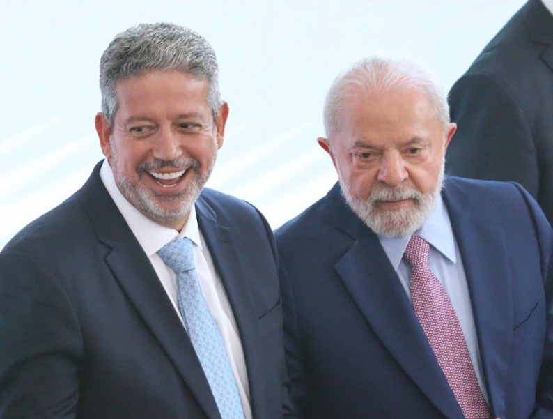 Não é o Lira que precisa de mim, eu é que preciso dele, diz Lula em bronca após vaias