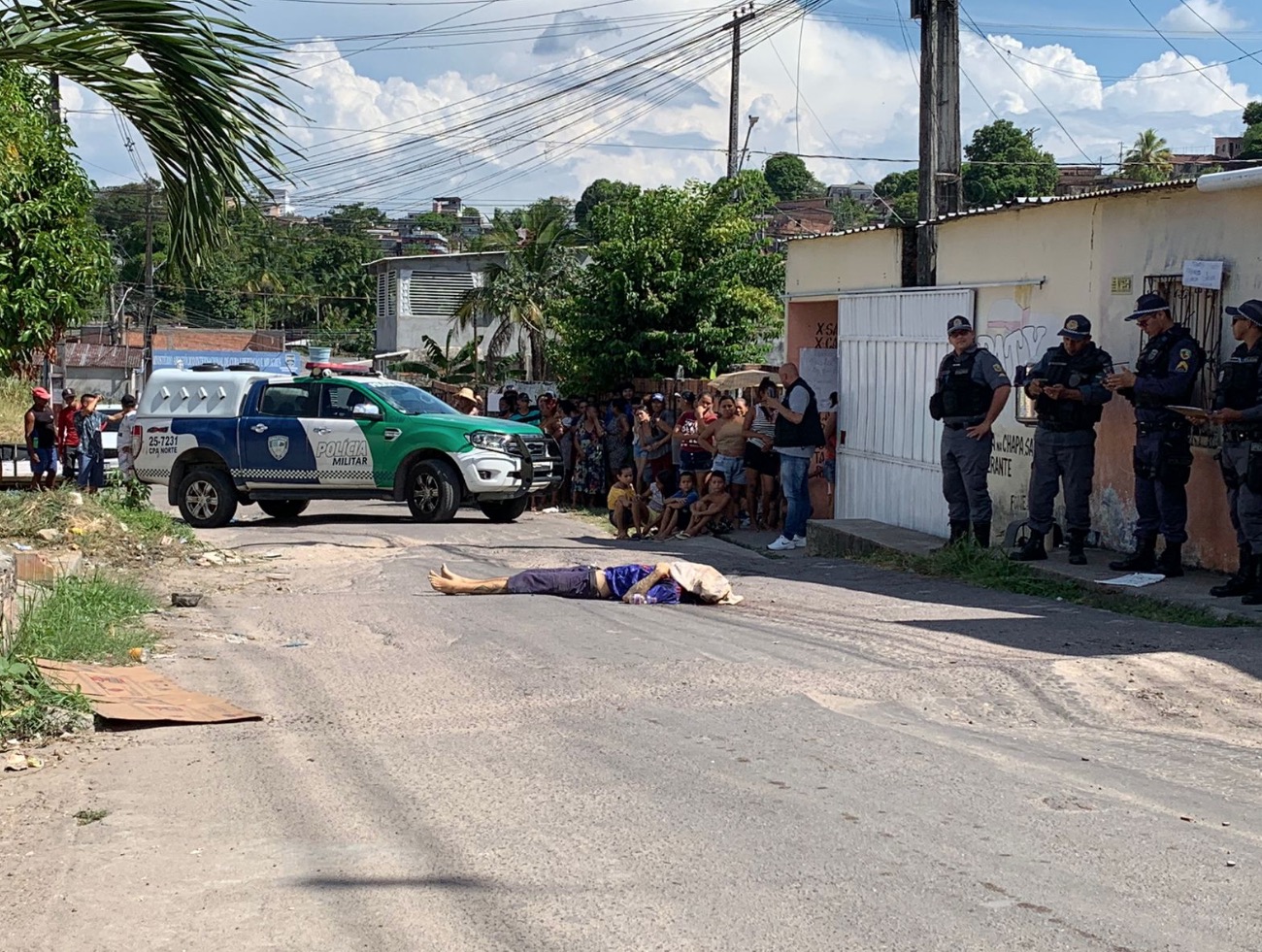 Homem é morto enquanto caminhava por rua de Manaus 
