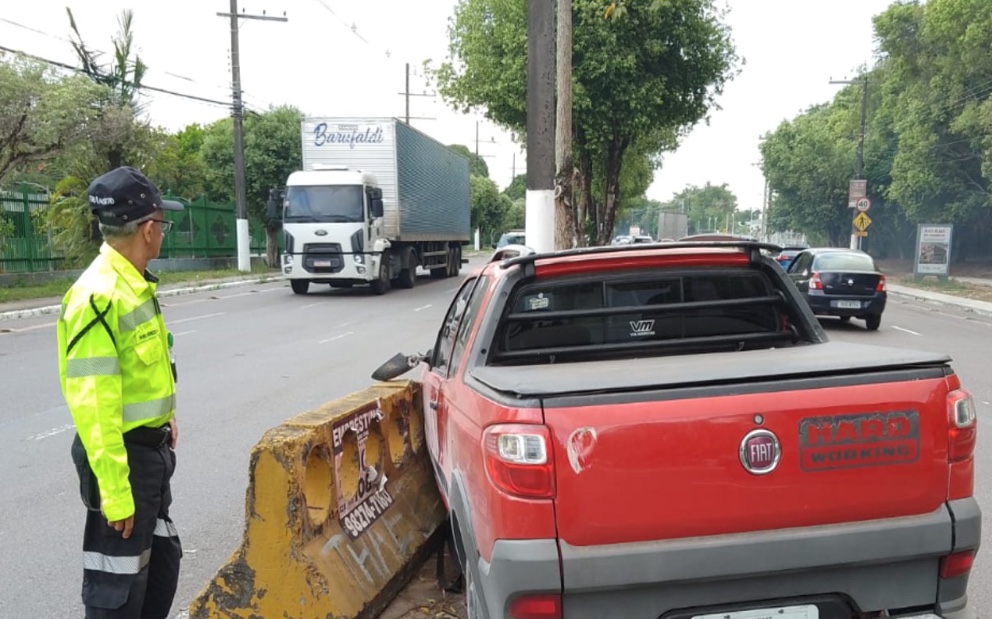 Carro fica engatado em 'dente de dragão' durante acidente em Manaus