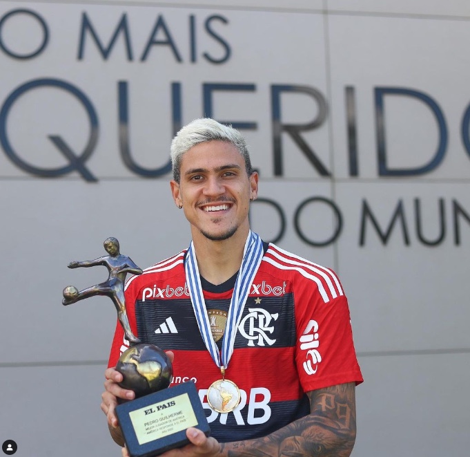 Torcida do Flamengo elege seus alvos e abraça Pedro após crise e eliminação