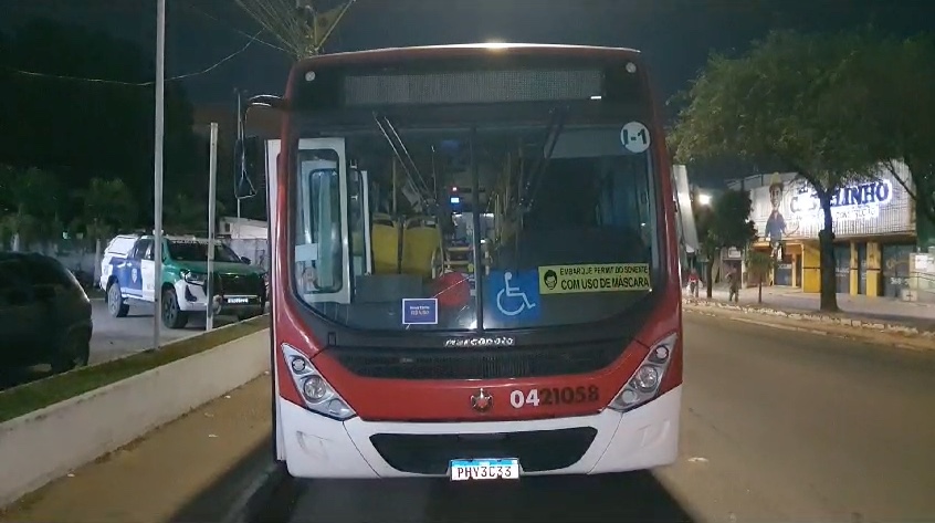 Criminosos armados com facões tocam o terror em assalto a ônibus em Manaus