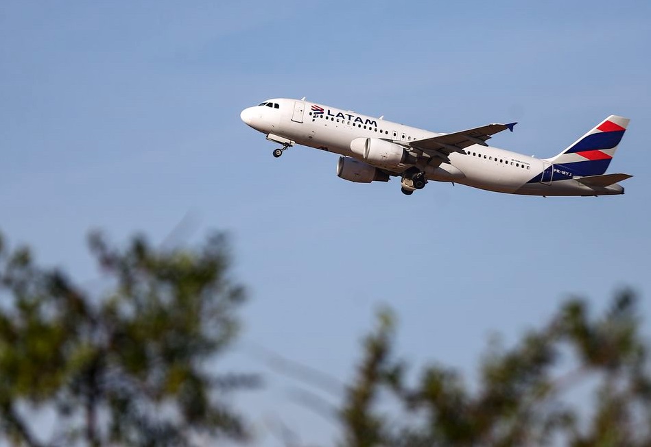 Piloto da Latam passa mal em voo comercial e morre após pouso de emergência