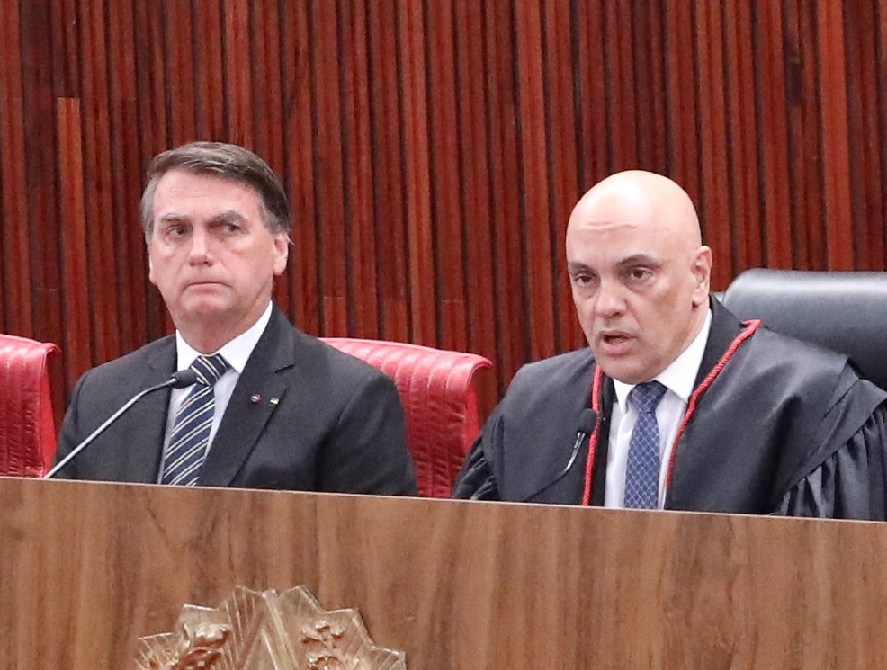 Deputados acionam Moraes e pedem que Bolsonaro seja proibido de deixar o país