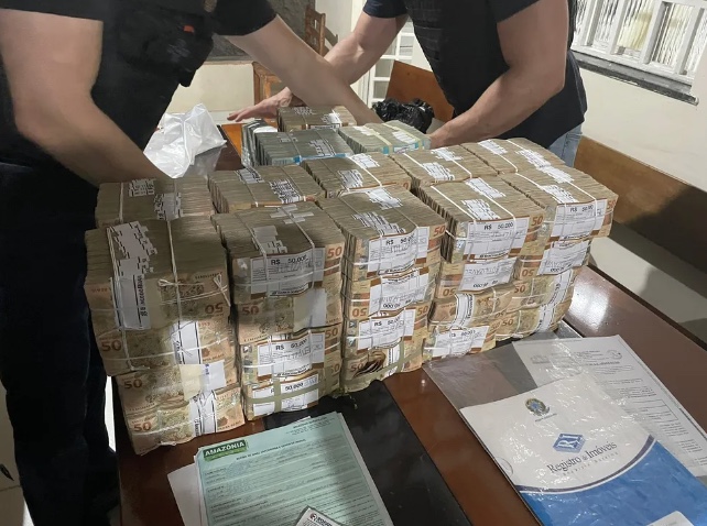 PF apreende R$ 3,2 milhões em sacos de lixo na casa do irmão de empresário em Roraima
