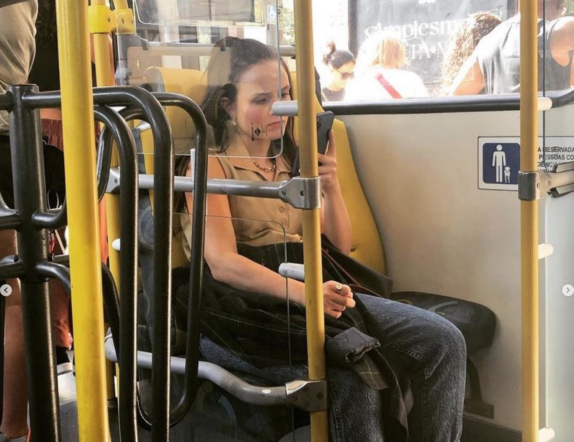 Foto de Larissa Manoela em ônibus viraliza após polêmica com os pais