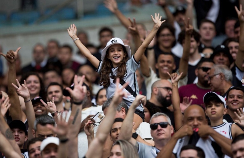 Vasco melhora em campo e luta para ter 'reforço' da torcida em casa