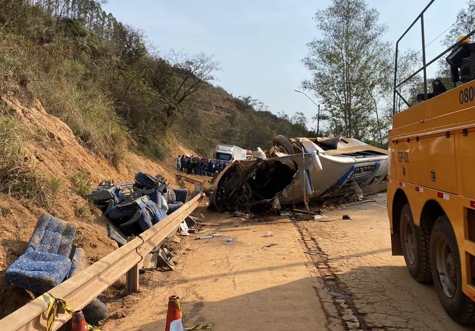 Nove torcedores do Corinthians seguem internados após acidente com ônibus